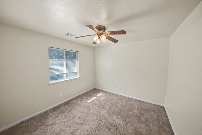 Building Photo - Beautiful 5-Bedroom Home in Schertz - Realtor Commission: $500