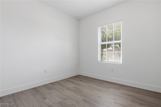 Building Photo - 723 Ivan Ave S