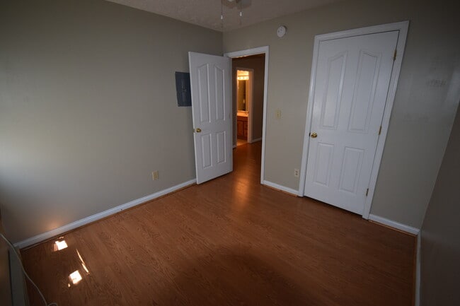 Building Photo - Great 2 Bedroom Apartment Near Campus!