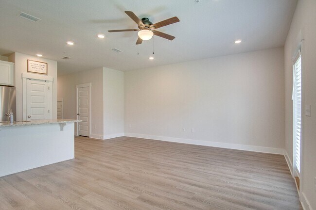 Building Photo - Spacious North Pensacola Townhome Featuring Modern Finishes, Granite Kitchen, Private Garage, Com...