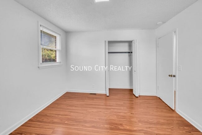 Building Photo - 3232 Hinkle Dr