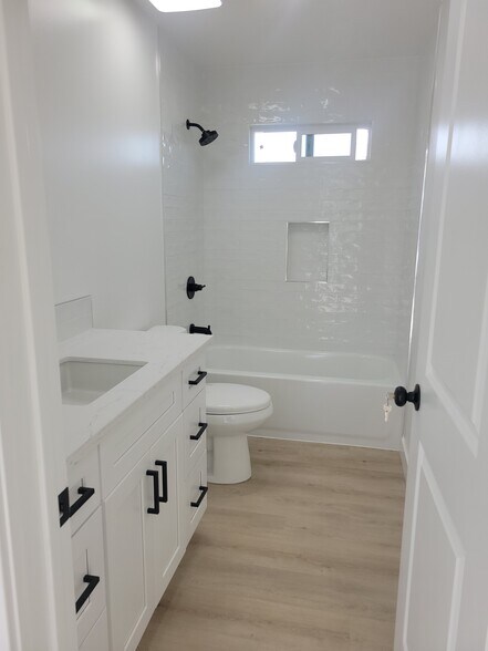 Building Photo - 11649 Sunglow St