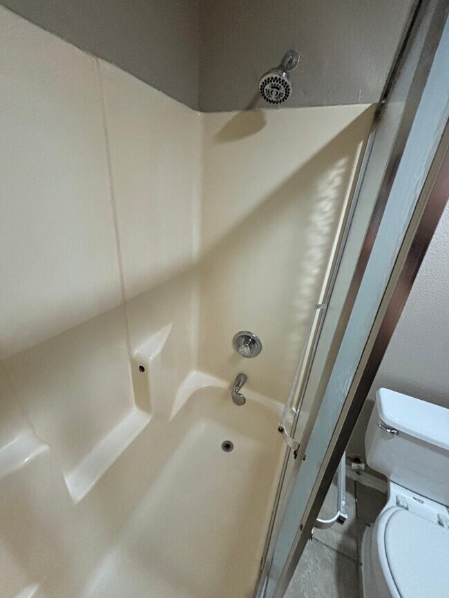 Building Photo - 2 bed 2 bath townhome