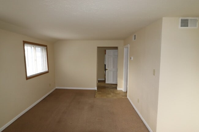 Building Photo - Large 2-Bed Upper Duplex