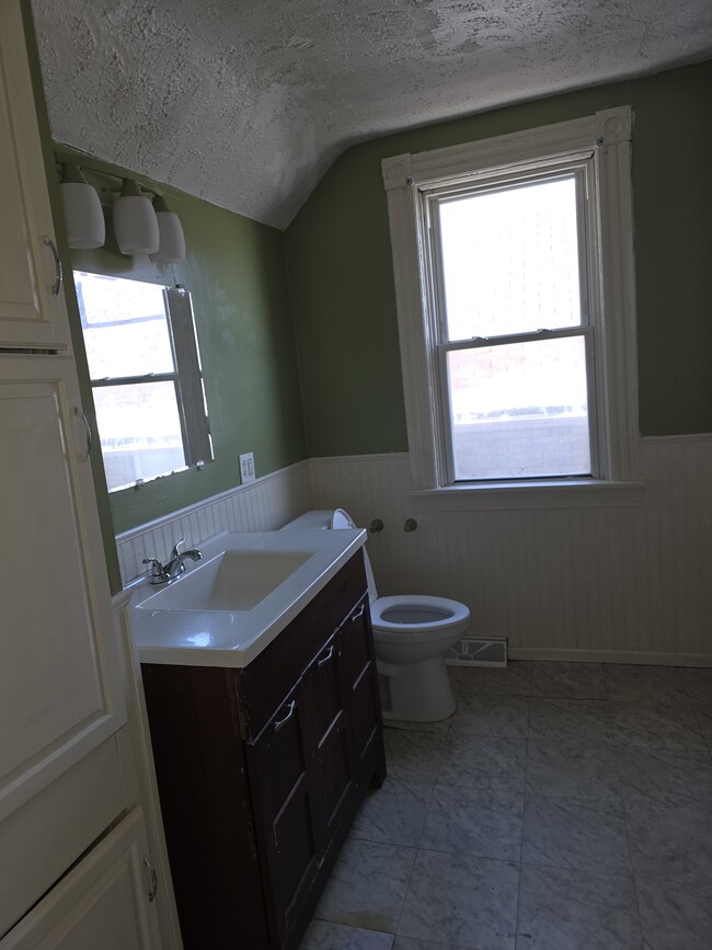 Building Photo - 934 W 11th St