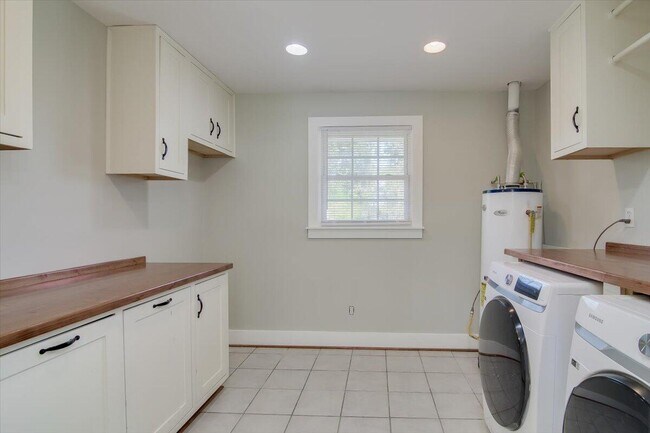 Building Photo - 2615 Springwood Dr