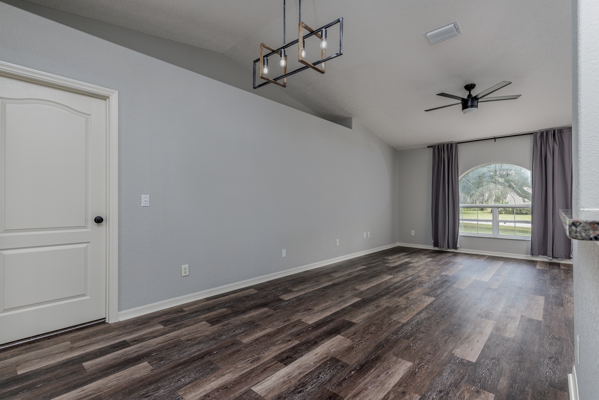 Building Photo - 320 N Fresno Ave