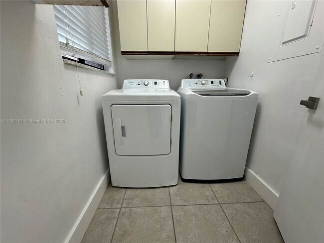 Building Photo - 2761 SW 58th Manor