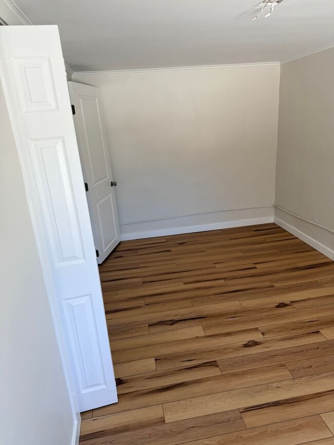 Building Photo - 1926 Shore Rd