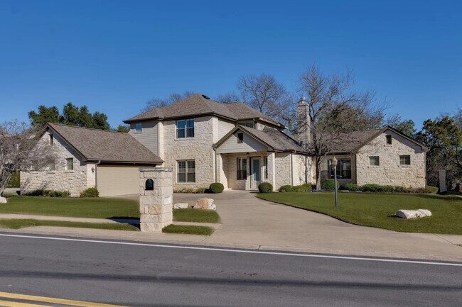 Building Photo - 132 Lakeway Dr