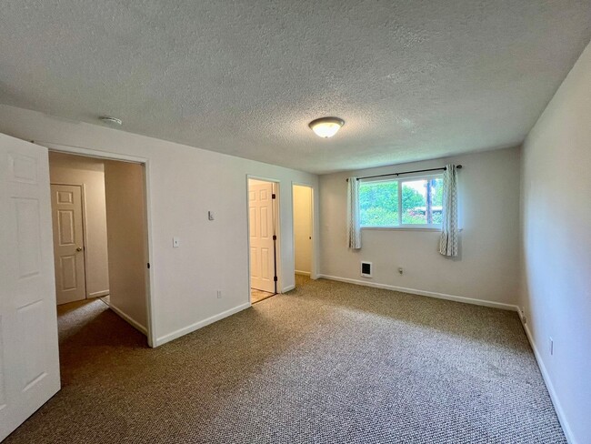 Building Photo - (#738) Duplex Near Squaxin Park - Water/Se...