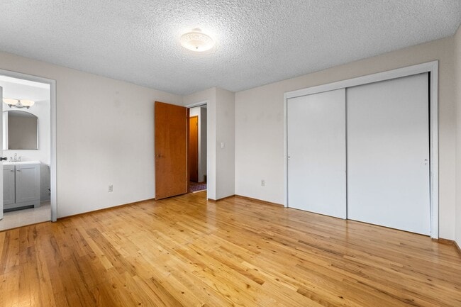 Building Photo - Steilacoom Split Entry