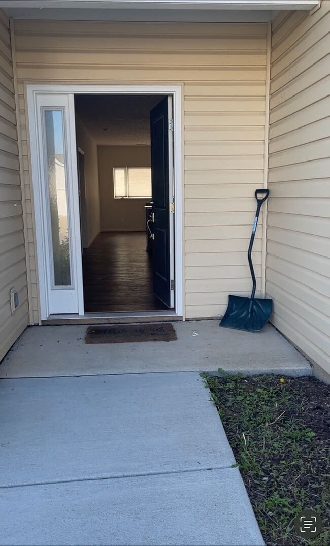 Building Photo - RANCH STYLE HOME - 4 Bed 2 Bath