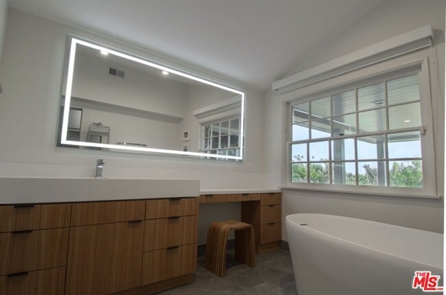 Building Photo - 1121 N Beverly Dr