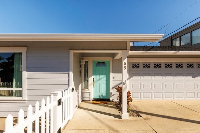 Building Photo - 2 bed 2 bath home two blocks from beach-pet friendly!