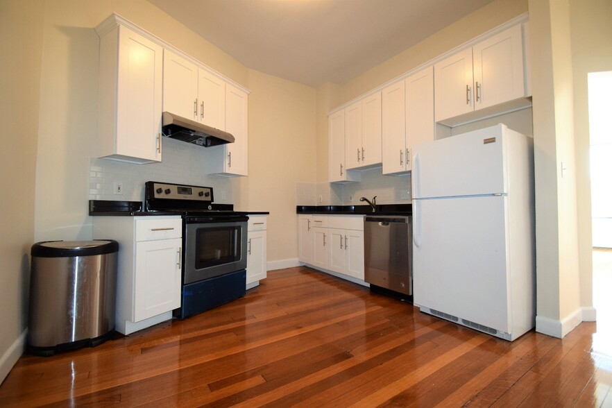 Building Photo - 1728 Beacon St