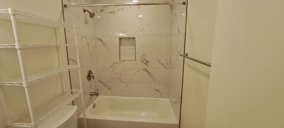 Shower/Tub - 314 20th St