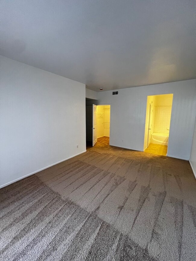 Building Photo - Great 3 bedroom condo Summerlin Pkwy/Buffalo 1700/mo