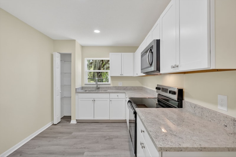 Building Photo - 916 23rd St E