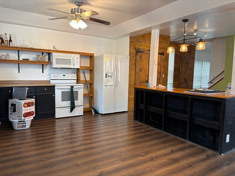Kitchen - 5234 Lincoln Hwy W