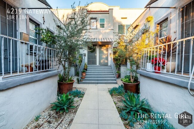 Building Photo - Sweet Silver Lake One Bedroom | Upper Unit...