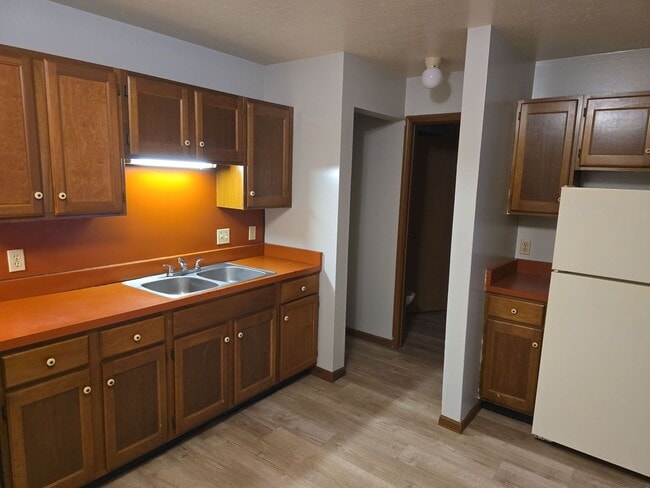 Building Photo - Spacious Living Room