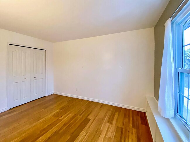 Building Photo - 3479 Burbank Dr