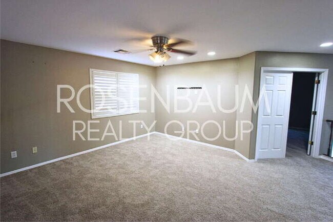 Building Photo - Stunning 4-bedrooms, 3.5 baths home with a...