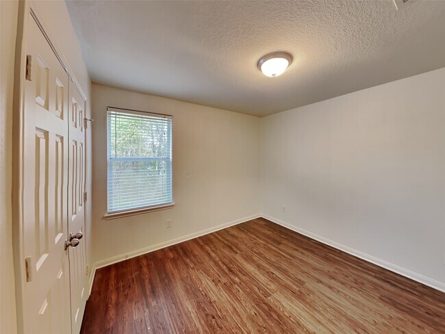 Building Photo - 10200 Red Fern Ct