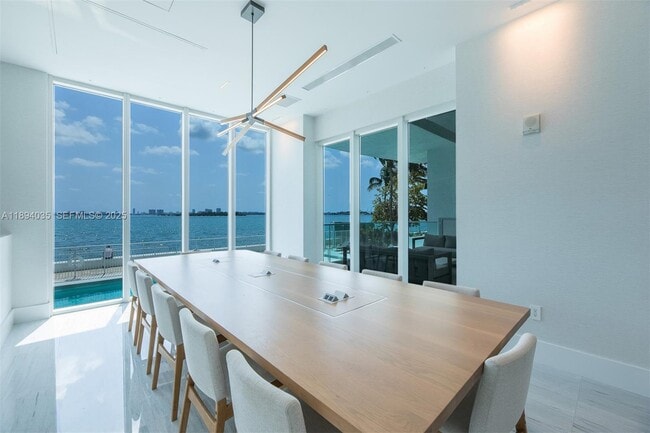 Building Photo - 700 NE 25th St