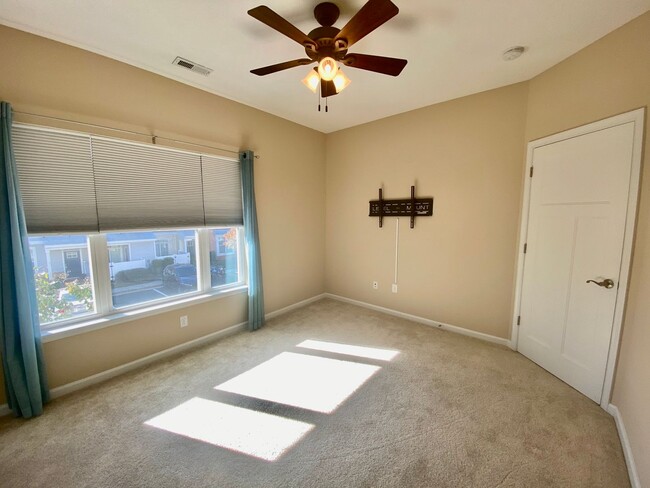 Building Photo - Spacious Condo - Waterfront Community - Av...