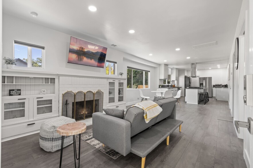 Living room - 1633 35th St
