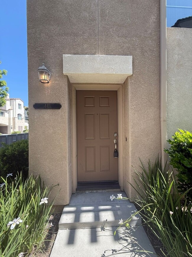 Building Photo - 3 bed 3 bath by Cal Sate!