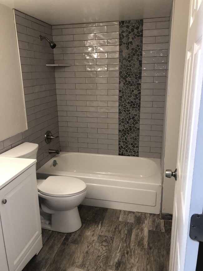 Building Photo - 2601 W Broadway Blvd