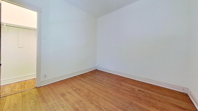 Building Photo - Raised First Floor North Center Two Bedroom