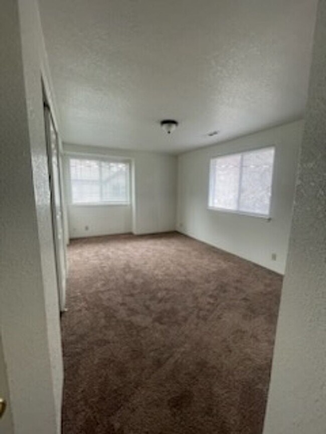 Building Photo - 1747 Siskiyou Blvd