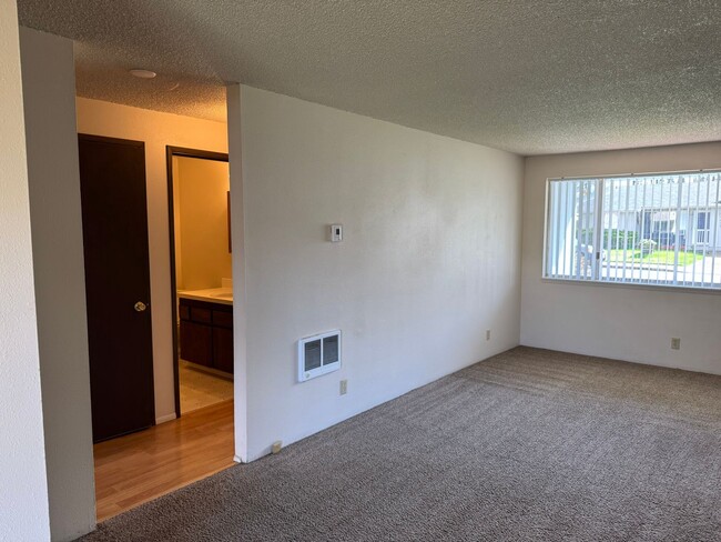 Building Photo - Great single level 2 bed/1 bath duplex in ...