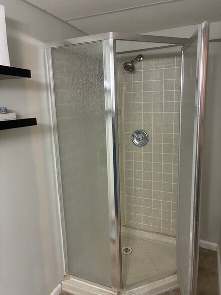 Building Photo - 744 Maplewood Ln