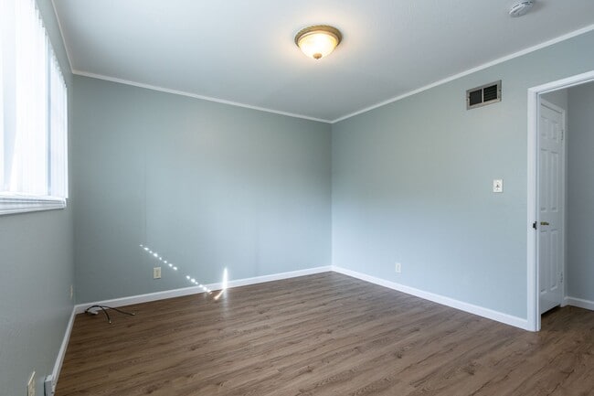 Building Photo - Beautiful & bright 3 bed / 2 Bath San Brun...