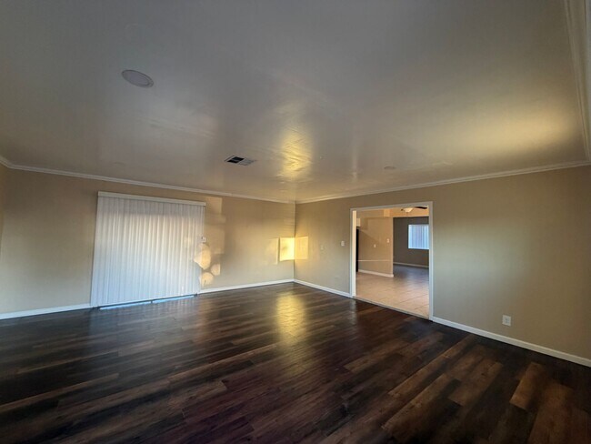Building Photo - Affordable 3 BD 2 BA house in SW Bakersfield on a corner lot