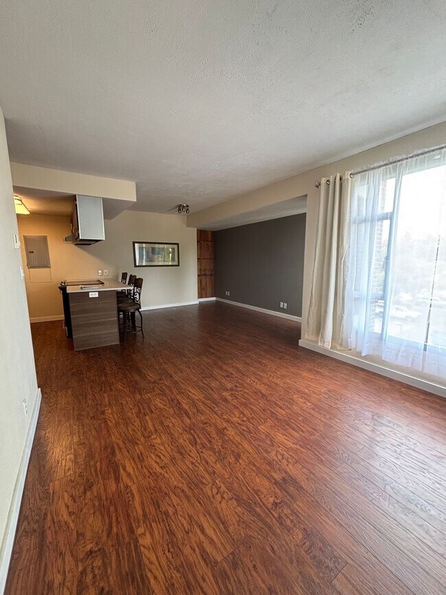 Building Photo - Upgraded 2 Bedroom 2 Bath Close to Downtow...
