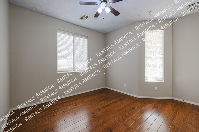 Building Photo - *$500 off the 1st full month's rent with a...