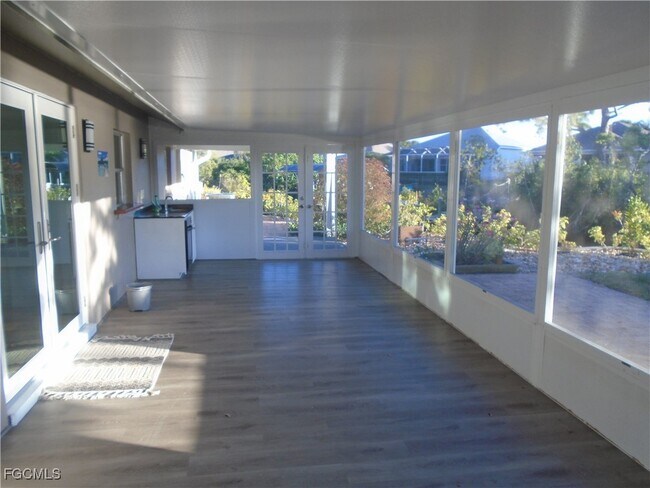 Building Photo - 991 April Ln