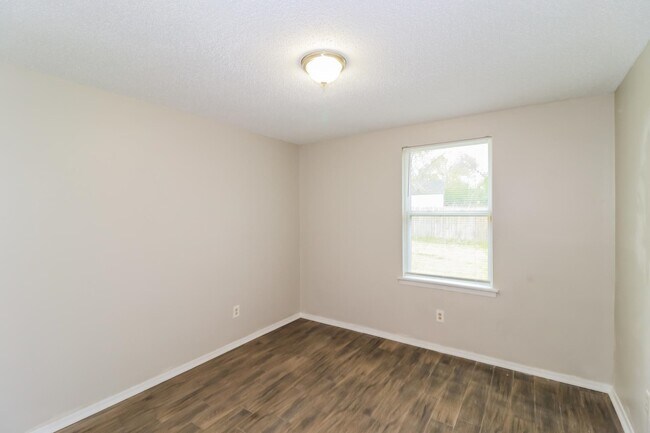 Building Photo - 3883 Winwood Dr