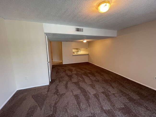 Building Photo - Large 2 Bedroom, 1 1/2 Bathroom Condo Available Immediately!
