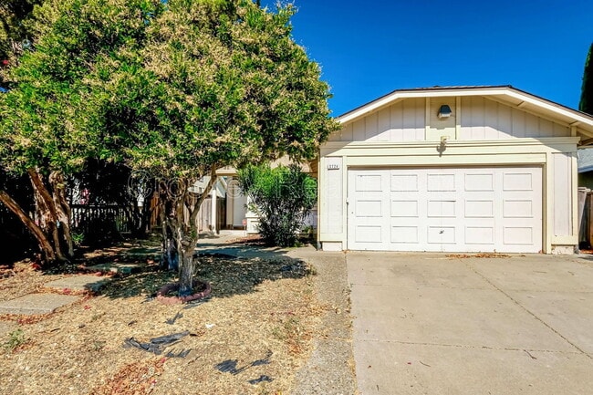 Building Photo - 3724 Gladstone Dr