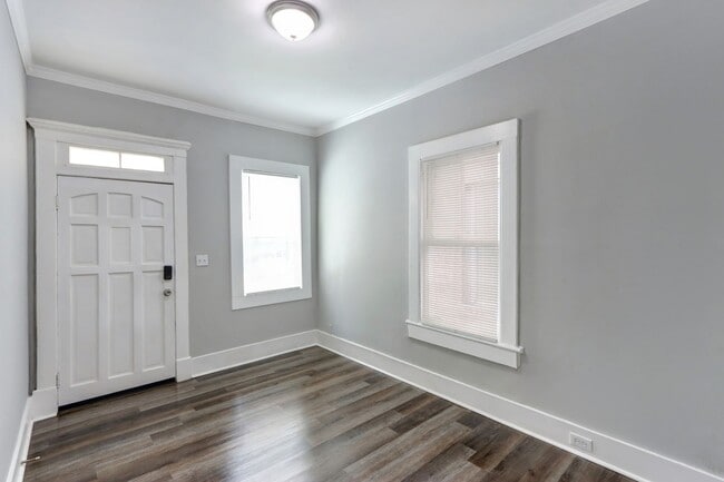 Building Photo - 720 W Victory Dr