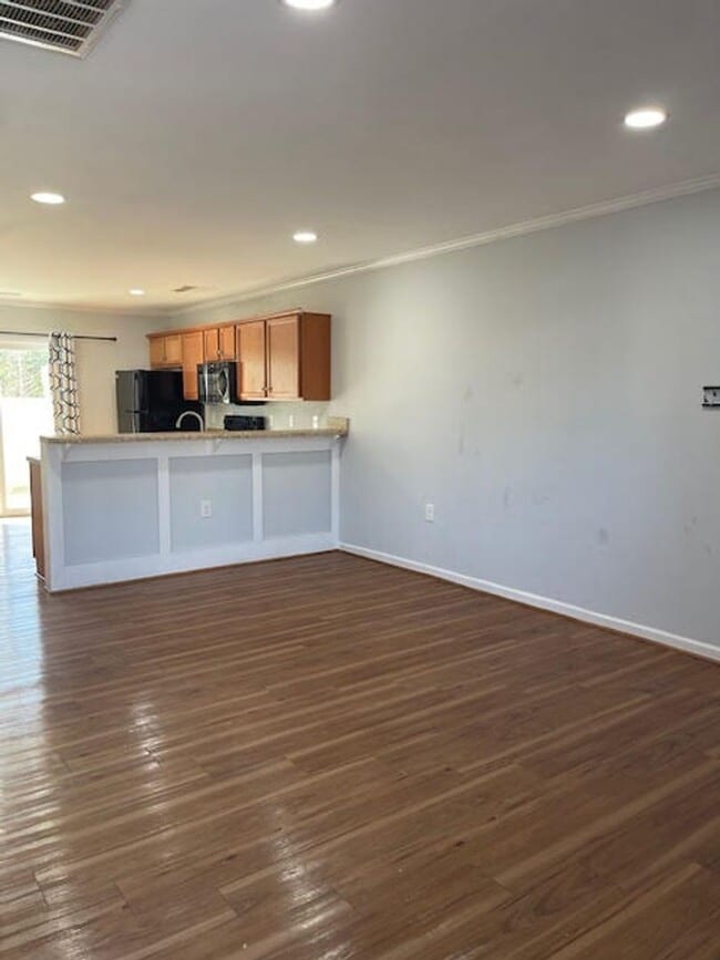 Building Photo - Townhome in Midway Park - Boyington Place!