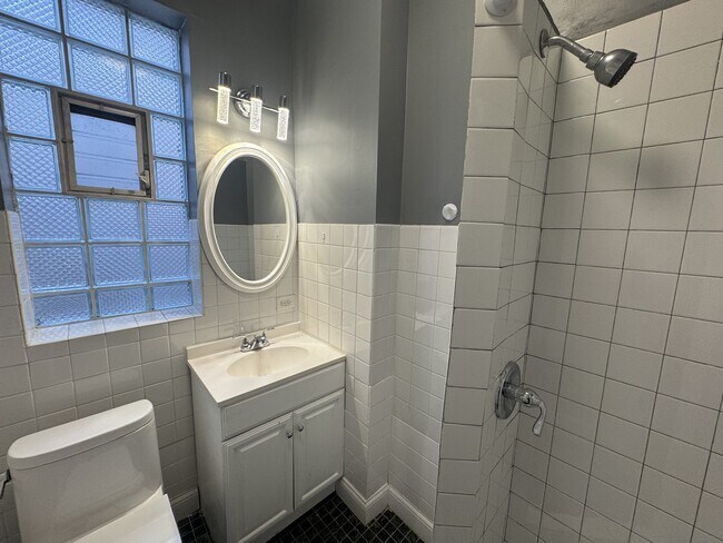 Building Photo - 2062 N Damen Ave