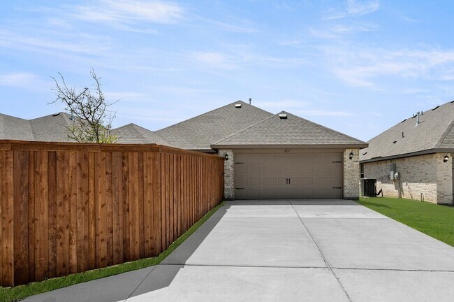 Building Photo - 2837 Hay Ln